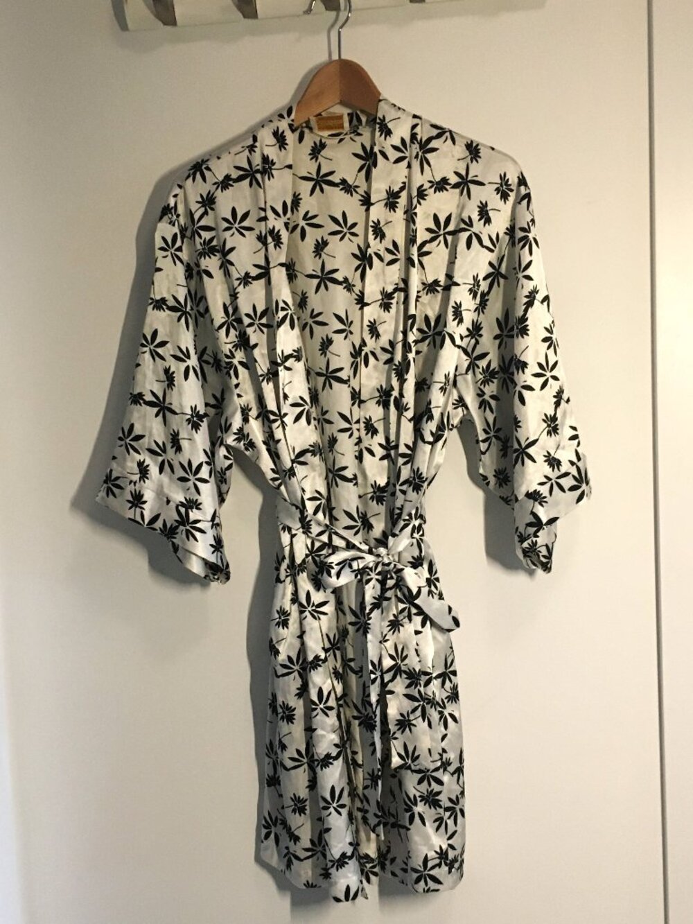 Black and white floral robe, size small